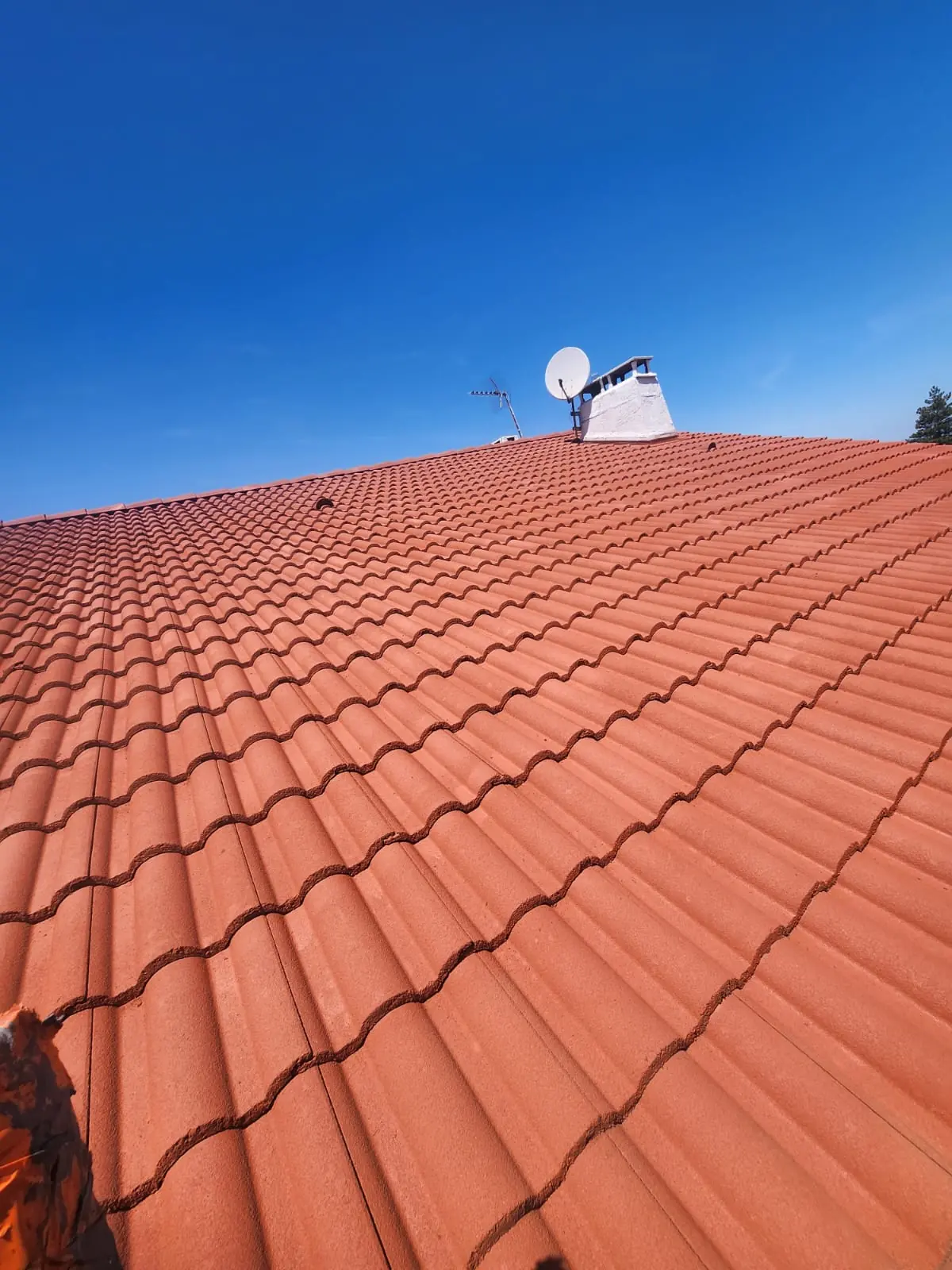 Toiture en tuiles après résine rouge brique