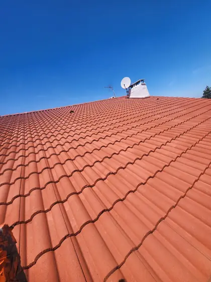 Toiture en tuiles après résine rouge brique